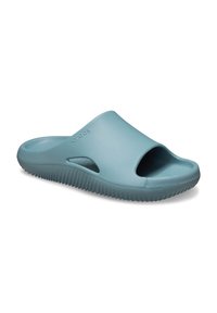 Scivolo in schiuma color turchese con punta aperta, cinturino largo e soletta testurizzata. Suola scanalata per aderenza. Nome del marchio "Crocs" in rilievo sul lato.