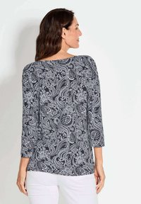 Marineblaue Bluse mit einem hellgrauen Paisleymuster, Boots-Ausschnitt und Dreiviertelärmeln, aus einem glatten Stoff gefertigt.