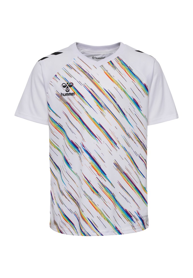 Hvid sportsdragt med et farverigt diagonalt stribemønster, korte ærmer, rund hals og Hummel-logo på brystet.