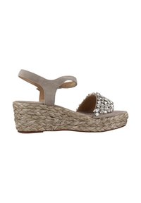 Sandalia de cuña beige con una base de yute tejido, que presenta un upper de ante y adornos decorativos de plata en la correa.