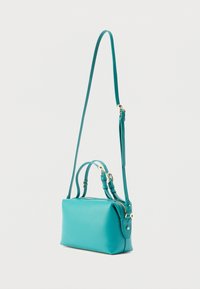 Τσάντα χειρός από δέρμα σε τιρκουάζ χρώμα με ορθογώνιο σχήμα, διπλές λαβές στο πάνω μέρος και ρυθμιζόμενο λουρί χιαστί· διακοσμητικά στοιχεία σε χρυσό.