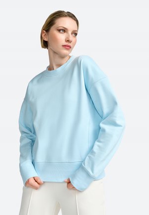Felpa azzurro chiaro con colletto girocollo, spalle scese e orlo a coste. Realizzata in tessuto morbido, presenta una texture liscia e cuciture minime.