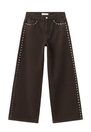 Jeans marroni a gamba larga con borchie argento che delineano le tasche anteriori e le cuciture laterali, chiusura con bottone e zip in vita.