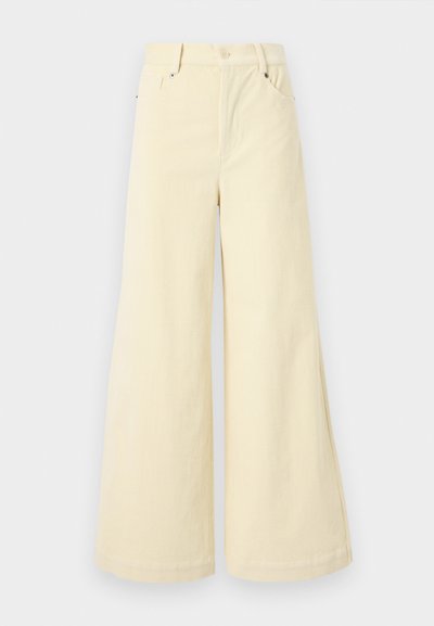 Široki hlače iz mehkega bež materiala z teksturirano površino, ki imajo sprednje žepke, zanke za pas in enojno gumbno zapiranje.