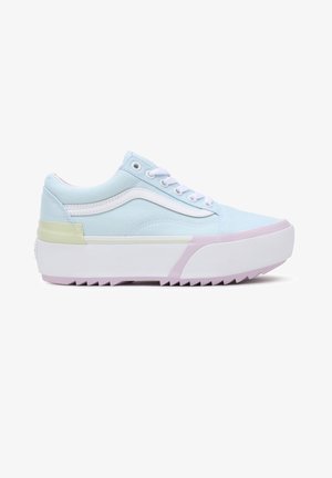 Zapatilla deportiva de lona azul claro con detalles blancos, que presenta una suela blanca gruesa con detalles en lavanda y un patrón de agarre texturizado.