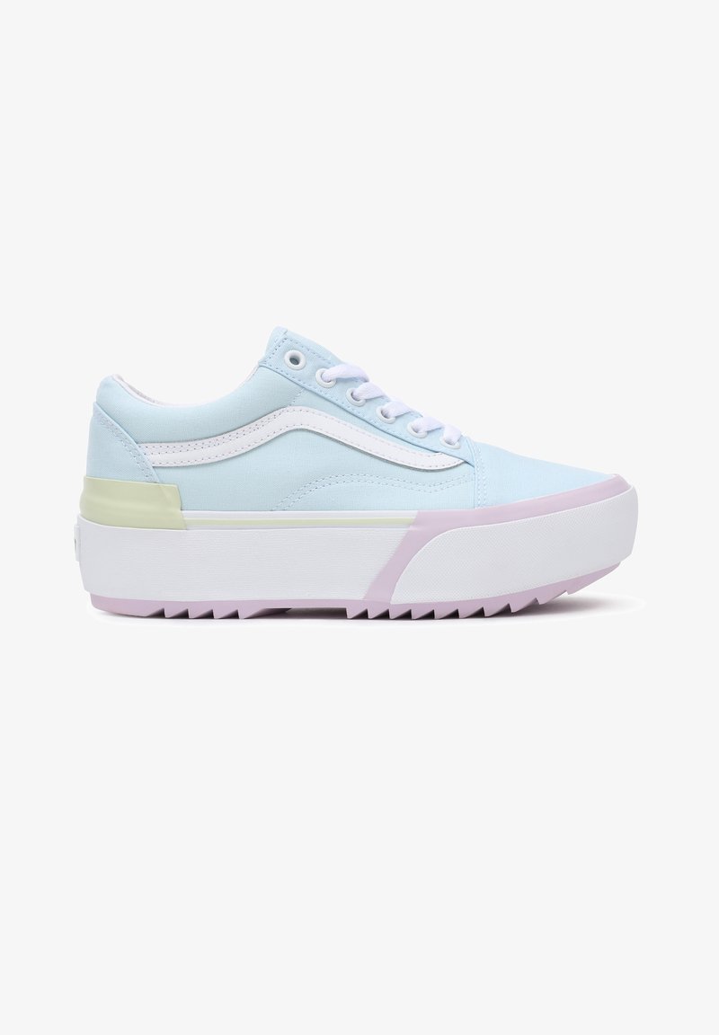 Baskets en toile bleu clair avec des accents blancs, dotées d'une semelle blanche épaisse avec des détails lavande et un motif de grip texturé.