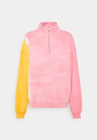 Färgblockerad tröja i rosa och gult, med hög krage och halvlång dragkedja. Mjuk textur med ett gradientmönster på framsidan.