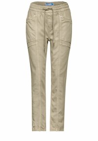 Pantalones cargo beige con cintura elástica y cordón, que cuentan con bolsillos frontales y costuras verticales para un detalle adicional. Tejido suave y texturizado.
