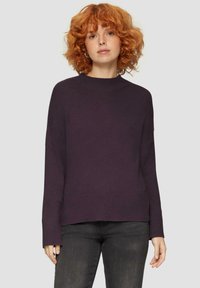 Dunkellila Strickpullover mit geripptem Muster, Rundhalsausschnitt und lockerer Passform. Mit langen Ärmeln und geradem Saum.