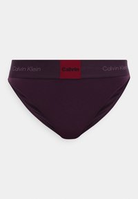 Sötétlila bikini alsó kontrasztos piros derékkal. Világoslila logó részletek találhatóak, sima anyagú és testhez simuló fazonban.