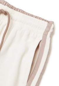 Witte katoenen shorts met een zachte textuur, voorzien van een lichtbruine elastische tailleband en trekkoord, en zijzakken met bijpassende bies.