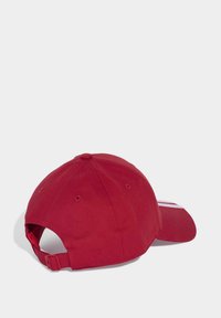Casquette de baseball rouge réglable avec œillets de ventilation et trois bandes blanches sur la visière incurvée, vue de l'arrière.