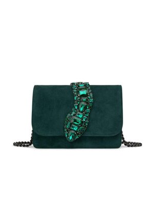 Clutch de ante verde esmeralda con un adorno de joyas, decorado con grandes y pequeños gemas verdes, y una correa de cadena.
