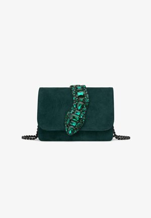 Clutch de ante verde esmeralda con un adorno de joyas, decorado con grandes y pequeños gemas verdes, y una correa de cadena.