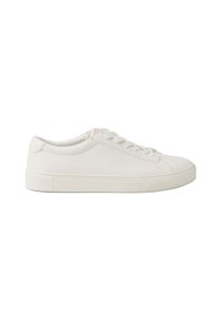 Zapatillas blancas hechas de un material suave, con un diseño bajo, punta redonda y suela de goma plana. Cuentas con cordones y detalles de costura mínimos.