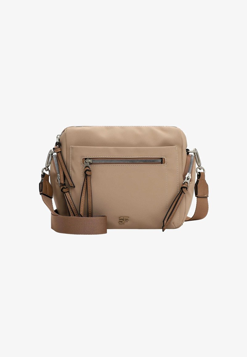 Borsa a tracolla beige con tasca frontale con zip, tracolla regolabile marrone e dettagli in metallo argentato su sfondo bianco.