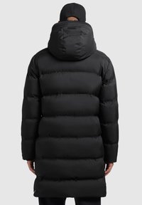 Sort pufferjakke med hætte, med en quiltet design, glat tekstur og en afslappet pasform. Ingen synlig hardware eller accenter.