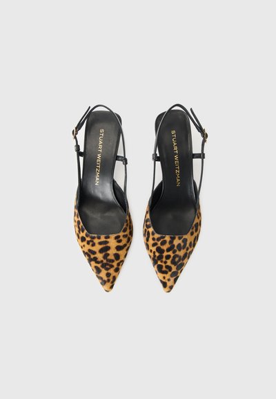 Naiset teräväkärkiset slingback-kengät leopardikuosisilla ja mustilla remmeillä, näkyvä Stuart Weitzman -brändäys sisällä.