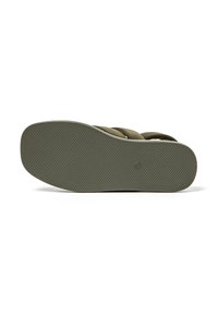 Suela de chancla verde con textura acanalada, que presenta una base suave y una leve curva hacia arriba. Diseñada para uso casual y comodidad.