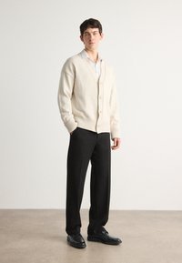 BOSS LARRY - Suvarstomi - black