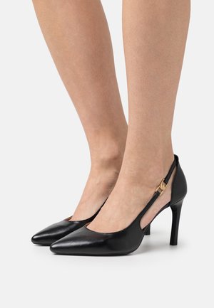 Escarpins noirs en cuir à talon haut avec un bout pointu, des côtés découpés et des accents en métal doré. Présente un design à bride arrière et une texture lisse.