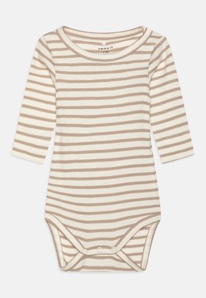 Combi-short bébé à manches longues rayé en beige et crème. Texture côtelée avec trois boutons-pression en bas et un col arrondi.