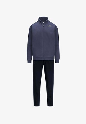 Tuta blu navy composto da una giacca con zip e colletto alto e strisce laterali, abbinata a pantaloni tapered coordinati, entrambi realizzati in tessuto morbido.