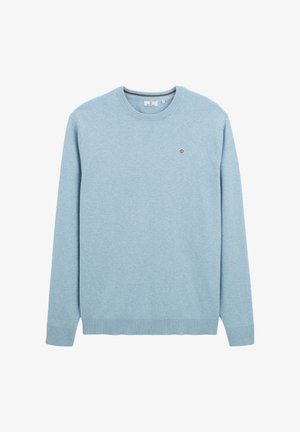 Pull bleu clair à manches longues en tissu doux. Il présente un col rond, des poignets et un ourlet côtelés, avec un petit logo sur la poitrine.