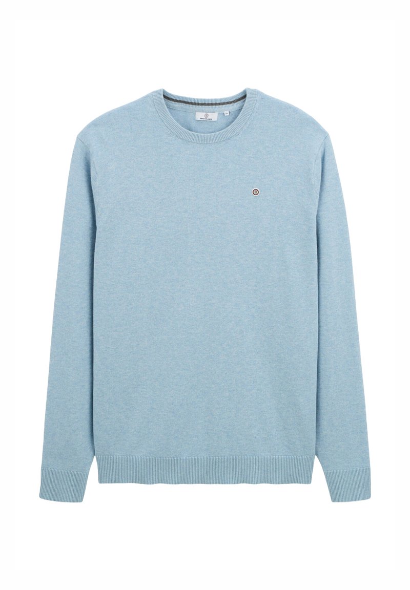 Pull bleu clair à manches longues en tissu doux. Il présente un col rond, des poignets et un ourlet côtelés, avec un petit logo sur la poitrine.