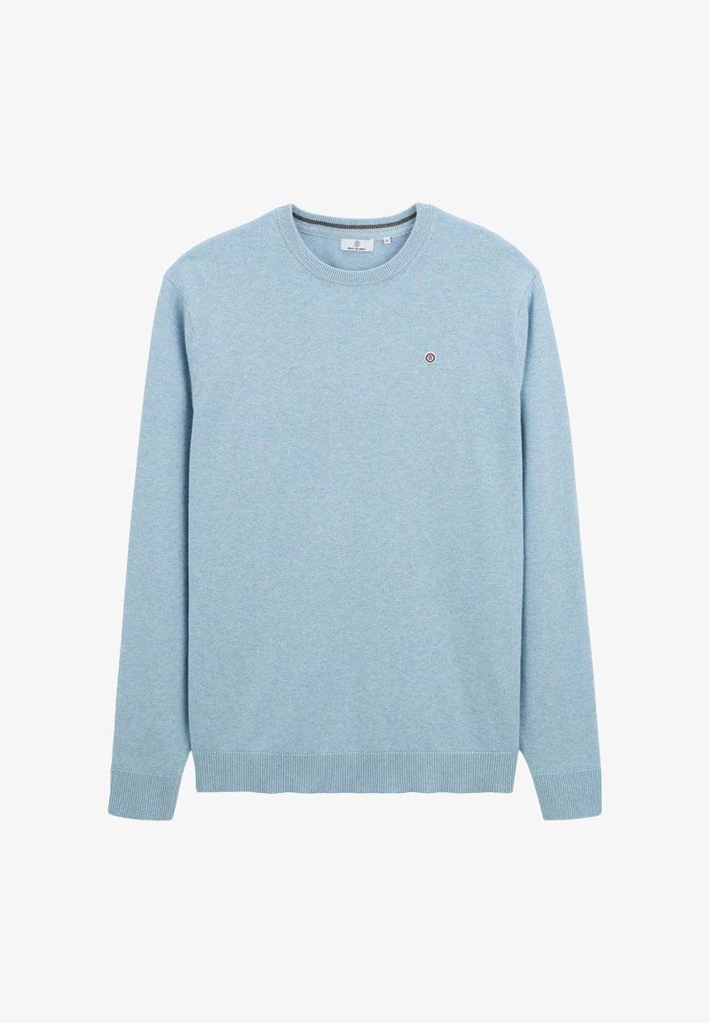 Pull bleu clair à manches longues en tissu doux. Il présente un col rond, des poignets et un ourlet côtelés, avec un petit logo sur la poitrine.