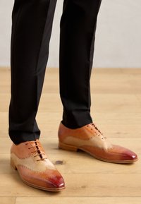 Seleccionado, brick orange/garlic beige/rich tan/natural