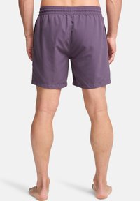 Ανδρικά μωβ μαγιό με ελαστική μέση, άνετη εφαρμογή και λεία ύφανση. Διαθέτουν πλαϊνές τσέπες και κόψιμο μέχρι το γόνατο.