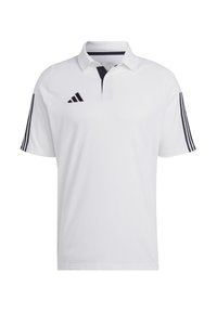 Bílá polo košile vyrobená z syntetické tkaniny, s třemi knoflíčky na léze, černým límečkem a třemi černými svislými pruhy na každém rukávu.