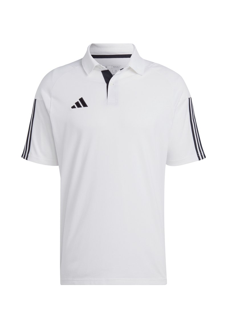 Bílá polo košile vyrobená z syntetické tkaniny, s třemi knoflíčky na léze, černým límečkem a třemi černými svislými pruhy na každém rukávu.
