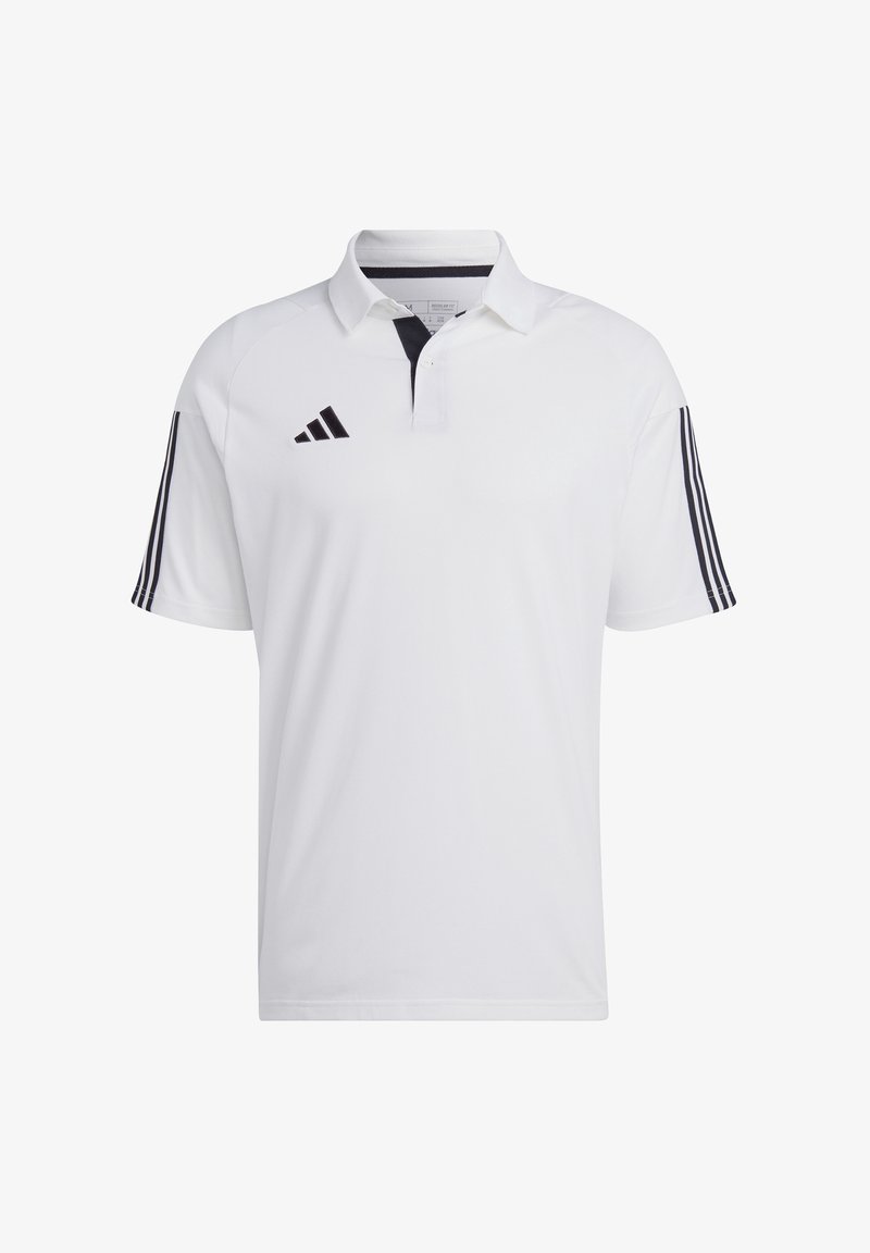 Bílá polo košile vyrobená z syntetické tkaniny, s třemi knoflíčky na léze, černým límečkem a třemi černými svislými pruhy na každém rukávu.