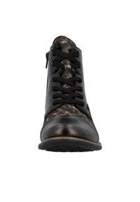 Vooraanzicht van een enkellaars van zwart leer en patroonstof met zwarte veters en een ritssluiting aan de zijkant.