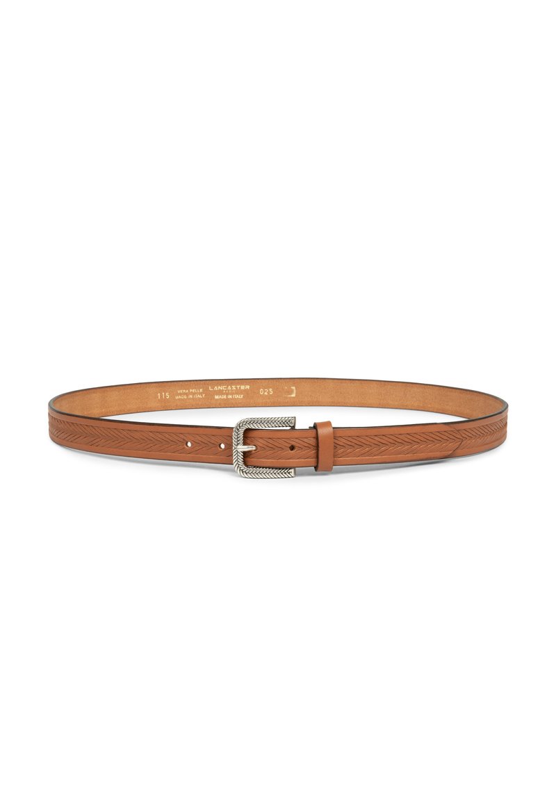 Cintura in pelle marrone con texture a spina di pesce, fibbia in tonalità argento e cinque fori di regolazione. Fabbricata in Italia.