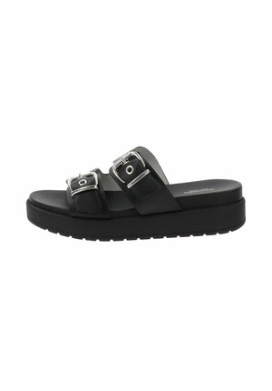 Sandali platform neri con due cinturini regolabili. Realizzati in un materiale liscio, con fibbie argentate e una suola texturizzata.