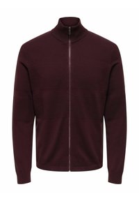 Burgundska zip-up pulover s visokim ovratnikom, ki vsebuje teksturirane vodoravne črte in rebraste manšete. Mehka pletenina z gladkim zaključkom.