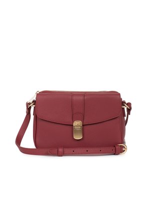 Piccola borsa a tracolla color mogano con trama, tracolla regolabile, patta frontale e chiusura con fibbia color oro.