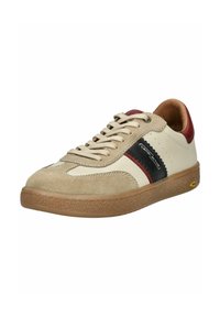 Sneaker in pelle beige con dettagli in suede e neri, suola in gomma, punta rotonda e chiusura con lacci. Presenta un tallone bordeaux e dettagli di cucitura.
