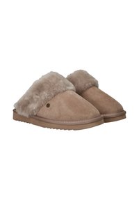 Tan suède slippers met een fluffy bont kraag, platte rubberen zool en subtiele logodetail aan de buitenkant. Over het geheel gezien een gladde textuur.