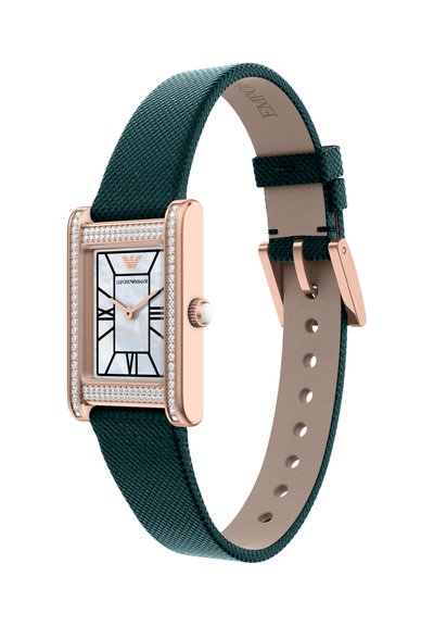 Rechthoekig horloge met een groene, gestructureerde stoffen band, een kast van roségoud en een wijzerplaat van parelmoer versierd met kristallen en een logo.
