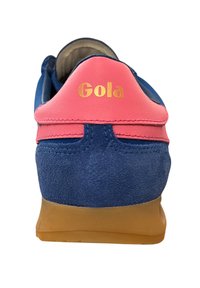 Zapatillas de ante azul con un talón sintético rosa y el logo dorado de "Gola". Presenta una suela de goma y un diseño cosido para mayor durabilidad.