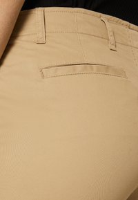 GAP DOWNTOWN - Auduma bikses - khaki