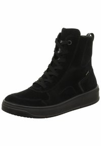 Černé semišové kotníkové boty s kulatou špičkou, plochou gumovou podrážkou a šněrováním. Disponují texturovaným povrchem a jemnými švy.
