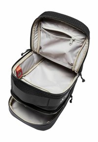 Schwarze, mit Reisverschluss versehene Tasche mit strukturierter Oberfläche, die mehrere Fächer und ein glattes, helles Innenfutter bietet. Enthält eine Außentasche.