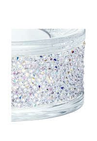 Szklany pojemnik pokryty kryształami o zaokrąglonym kształcie, z przezroczystymi i iryzującymi fasetami oraz gładkim, przezroczystym brzegiem.