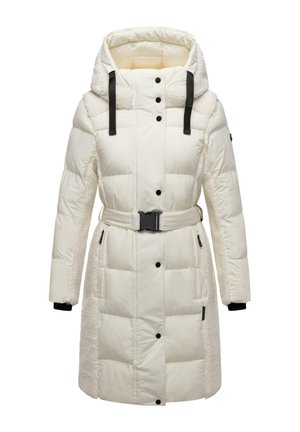 Krém színű, párnázott kabát, prémes kapucnival, fekete gombokkal, övvel és oldalsó zsebekkel; a szövetek kontrasztos textúrákat mutatnak.
