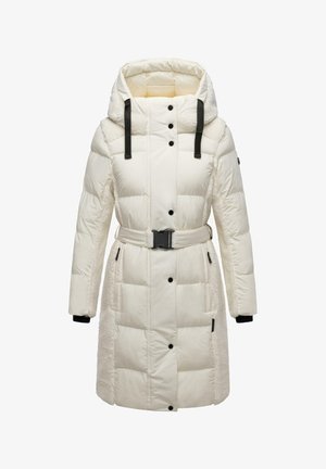 Krém színű, párnázott kabát, prémes kapucnival, fekete gombokkal, övvel és oldalsó zsebekkel; a szövetek kontrasztos textúrákat mutatnak.